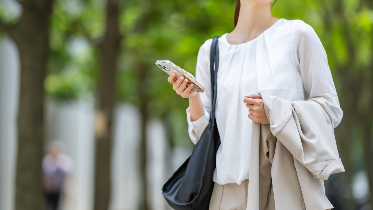 スマホを手に持っている女性